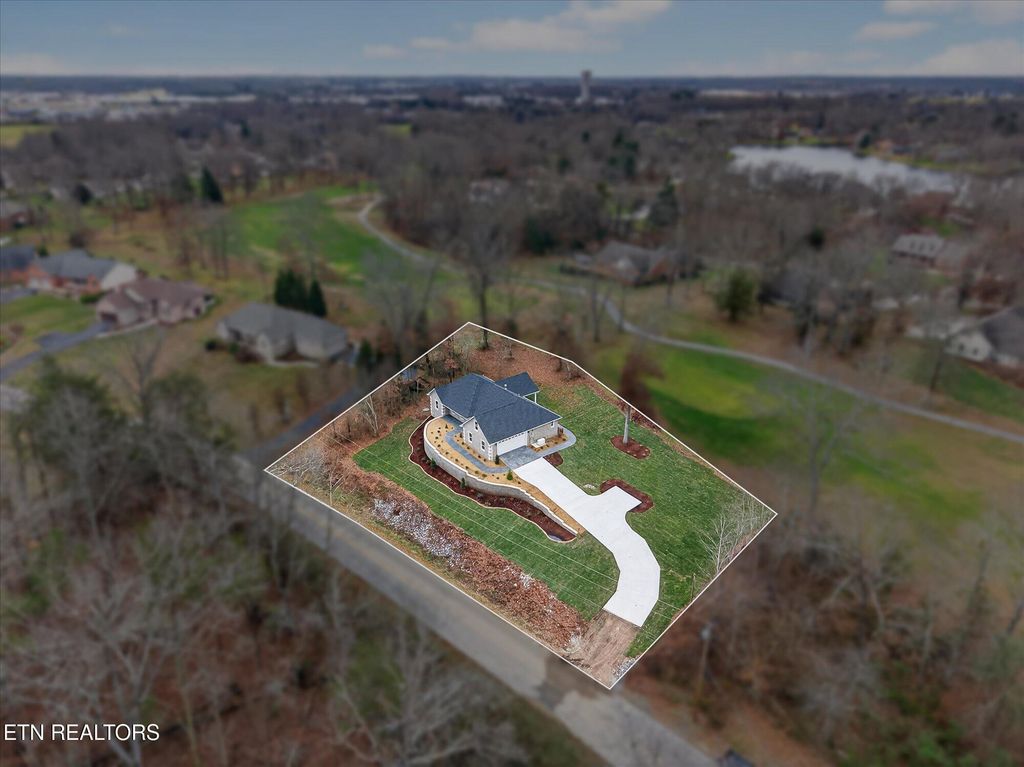 Photo of 941 E Deer Creek Drive, Crossville, TN 38571 (MLS # 1324379)