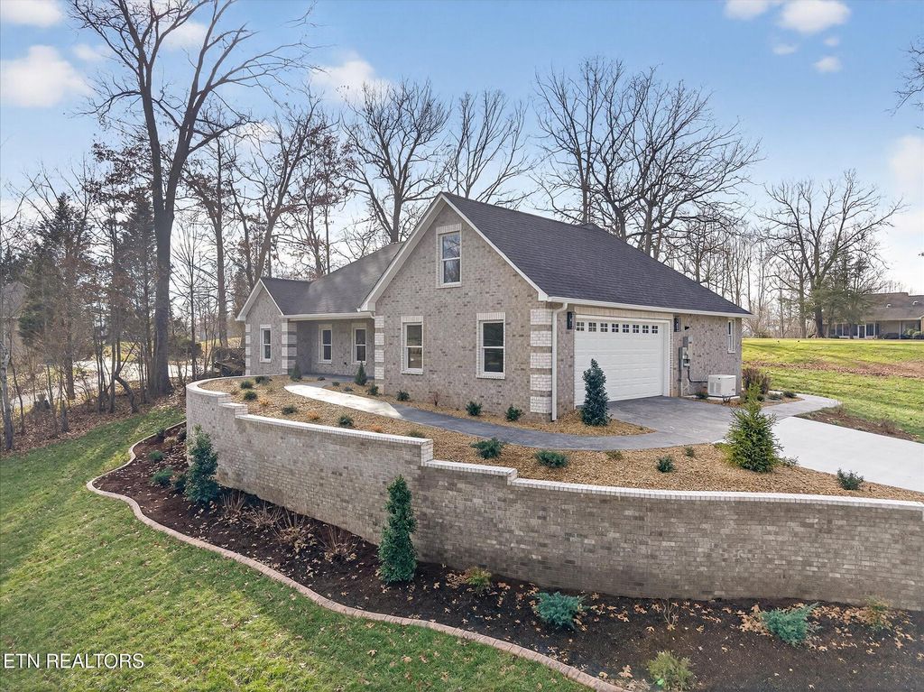 Photo of 941 E Deer Creek Drive, Crossville, TN 38571 (MLS # 1324379)