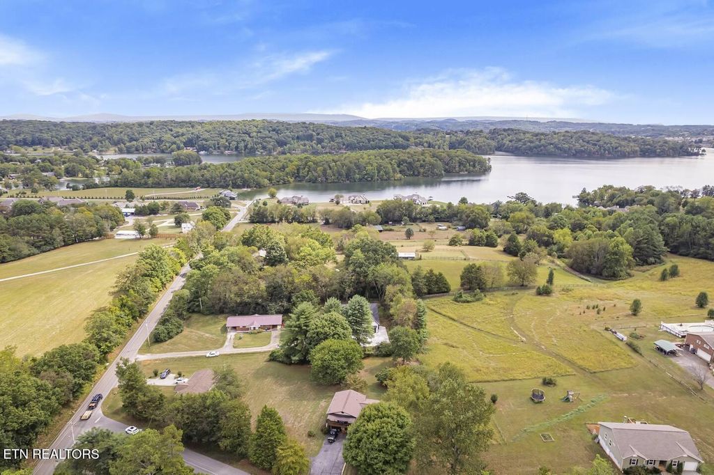 Photo of 2188 Lakeview Rd, Lenoir City, TN 37772 (MLS # 1333961)
