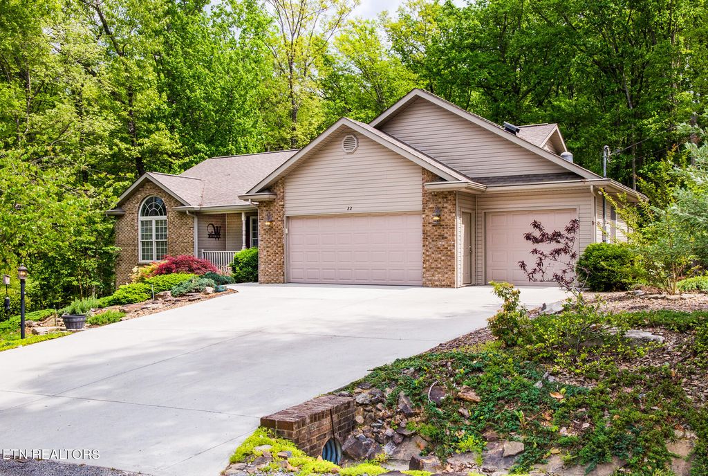 Photo of 22 Chelteham Lane, Crossville, TN 38558 (MLS # 1338963)