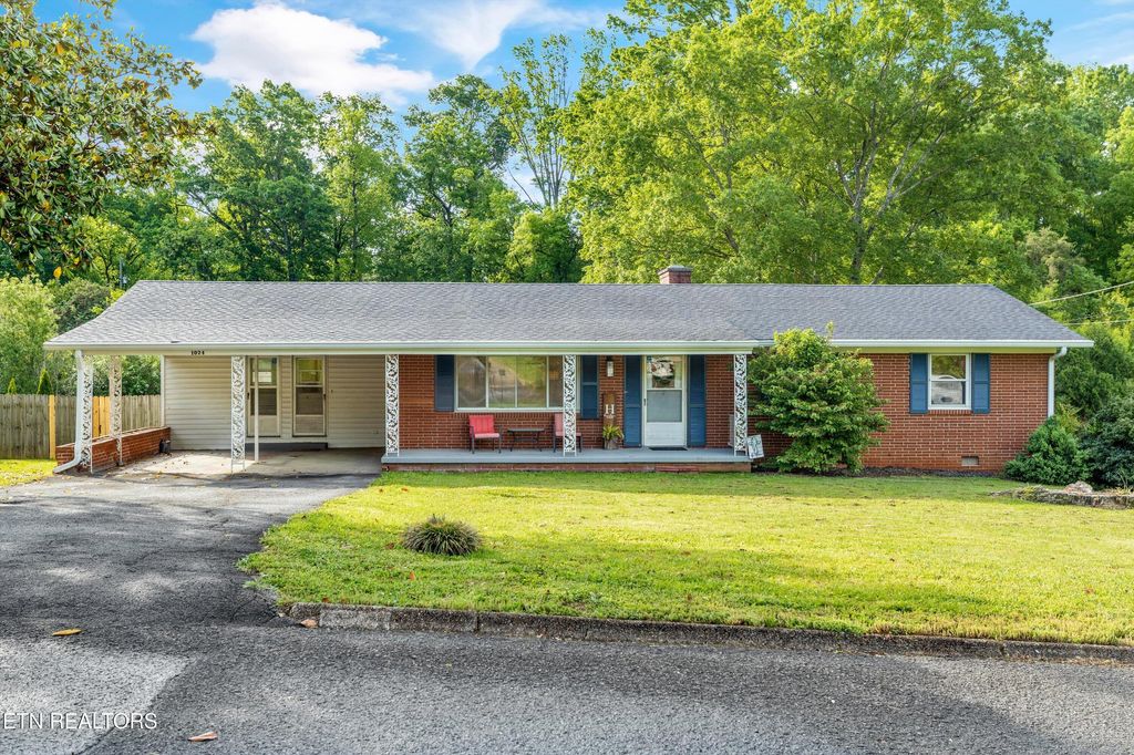 Photo of 1024 Lancewood Drive, Knoxville, TN 37920 (MLS # 1331179)