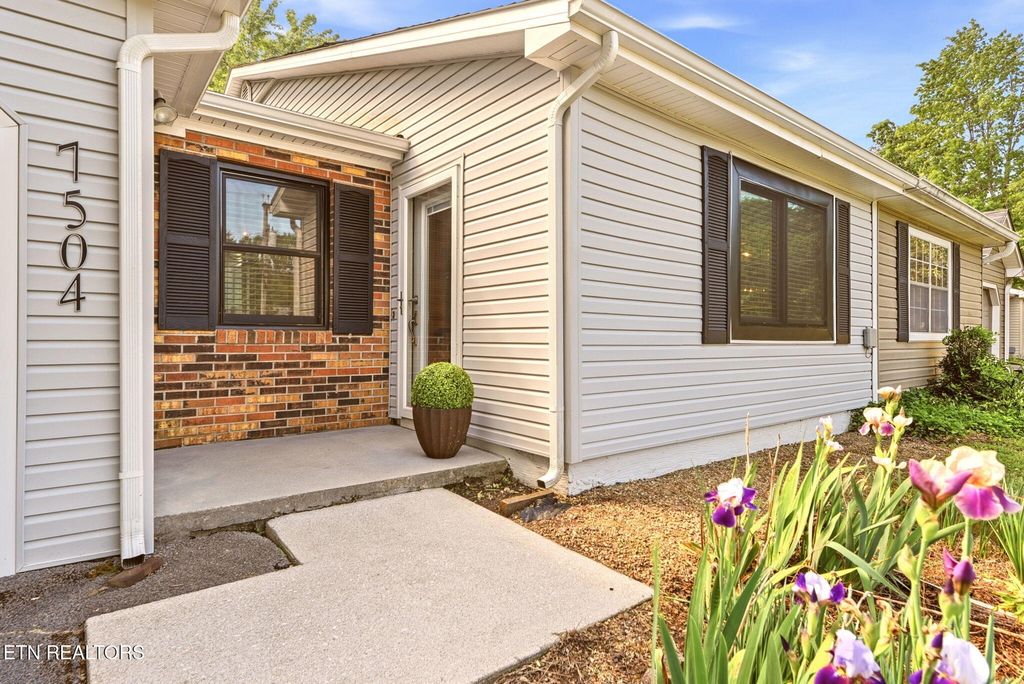 Photo of 7504 NW Chatham Circle, Knoxville, TN 37909 (MLS # 1339091)