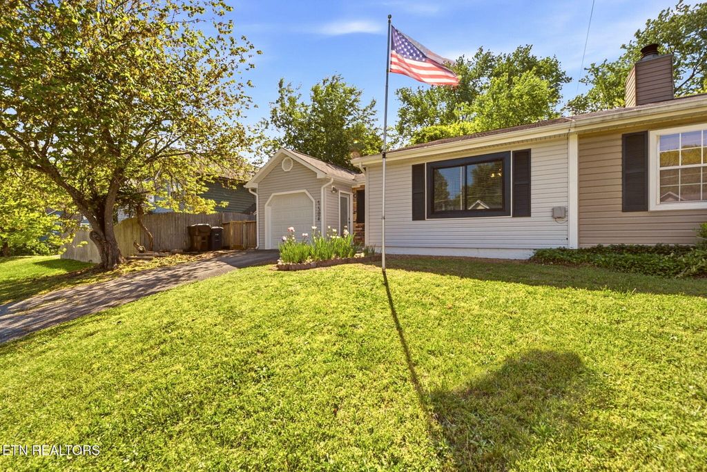 Photo of 7504 NW Chatham Circle, Knoxville, TN 37909 (MLS # 1339091)