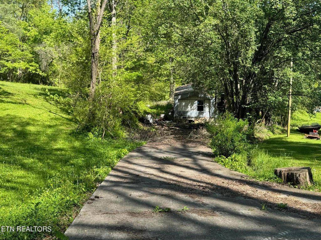 Photo of 136 Sugar Rd, Oliver Springs, TN 37840 (MLS # 1260411)