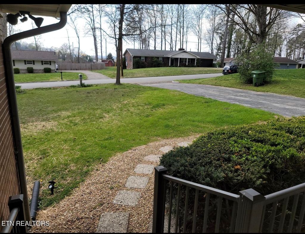 Photo of 422 Sherwood Drive, Maryville, TN 37801 (MLS # 1334391)