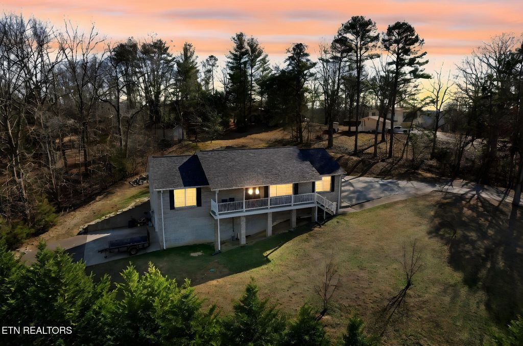 Photo of 109 Oakview Drive, Kingston, TN 37763 (MLS # 1327853)