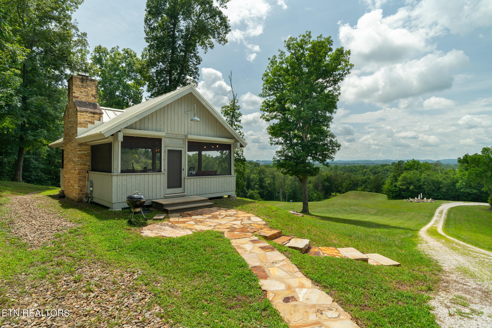 9050 Freeland Rd