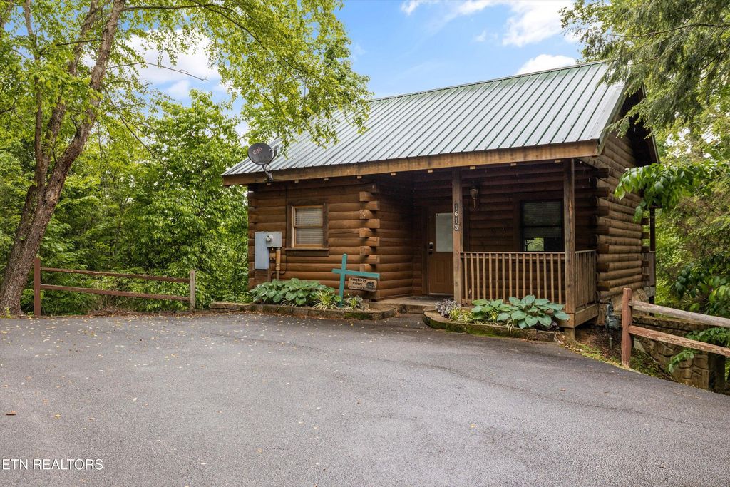 Photo of 1613 Misty Hollow Way, Gatlinburg, TN 37738 (MLS # 1322011)