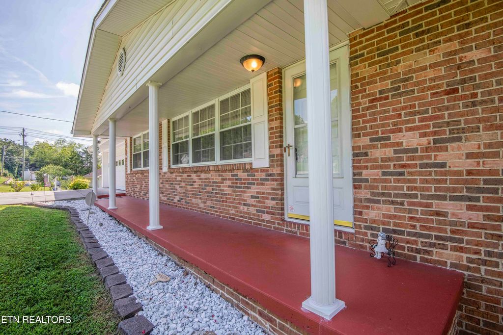Photo of 303 Sanford Ave, Clinton, TN 37716 (MLS # 1309431)
