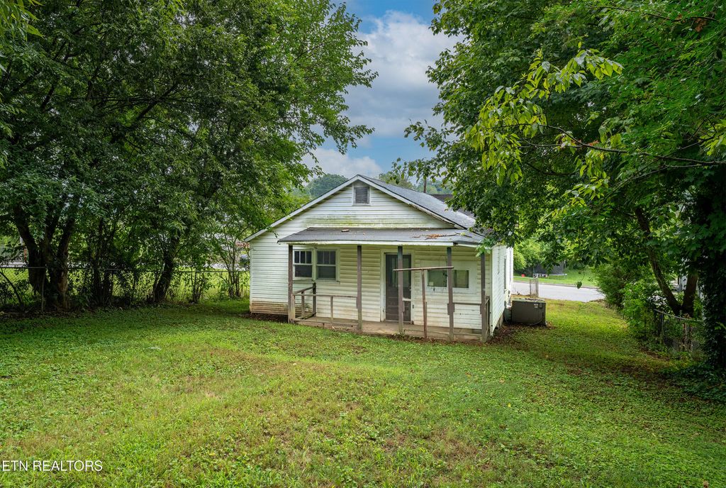 Photo of 627 Siluria St, Harriman, TN 37748 (MLS # 1321748)