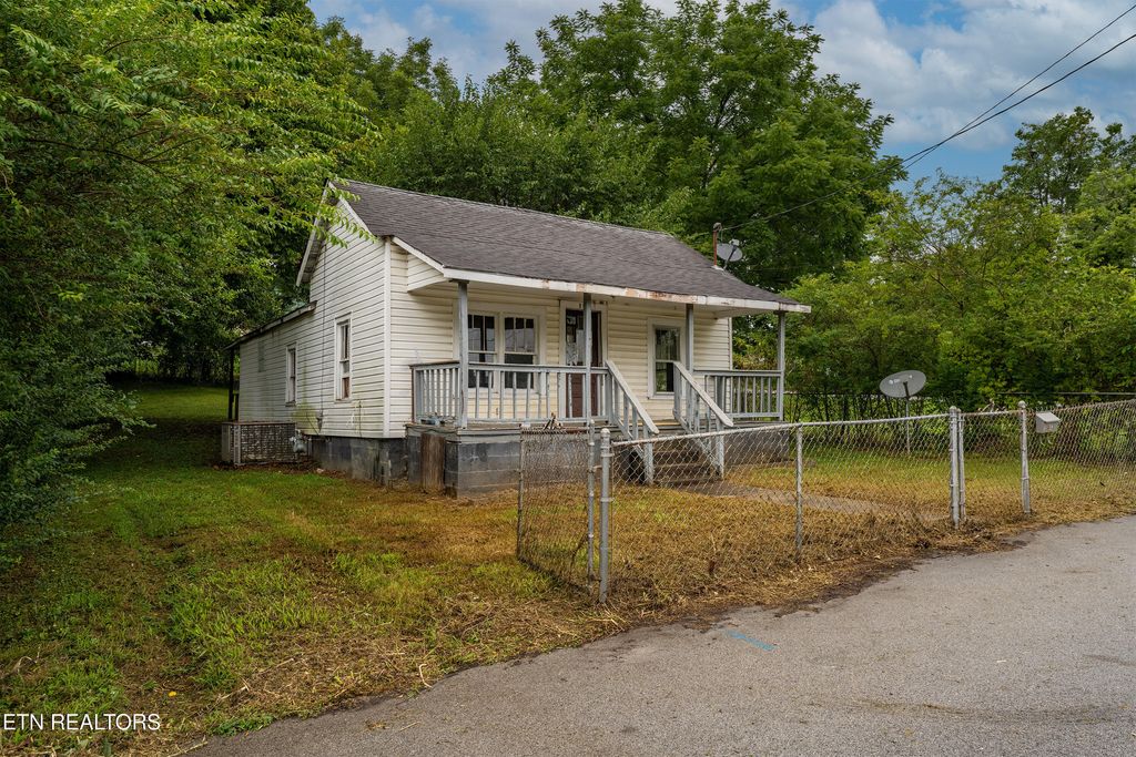 Photo of 627 Siluria St, Harriman, TN 37748 (MLS # 1321748)