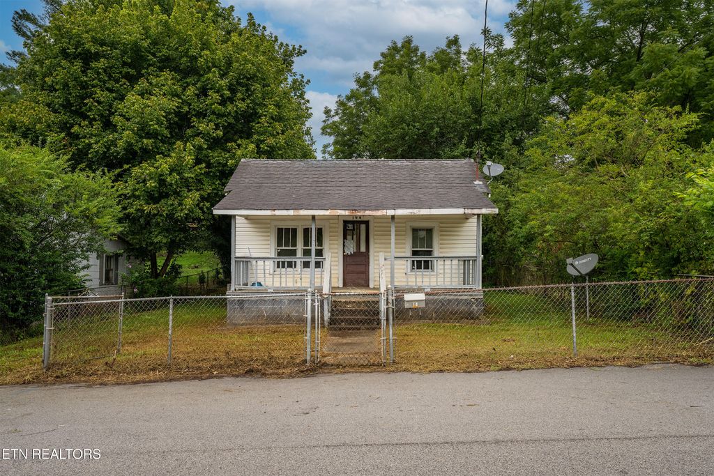 Photo of 627 Siluria St, Harriman, TN 37748 (MLS # 1321748)