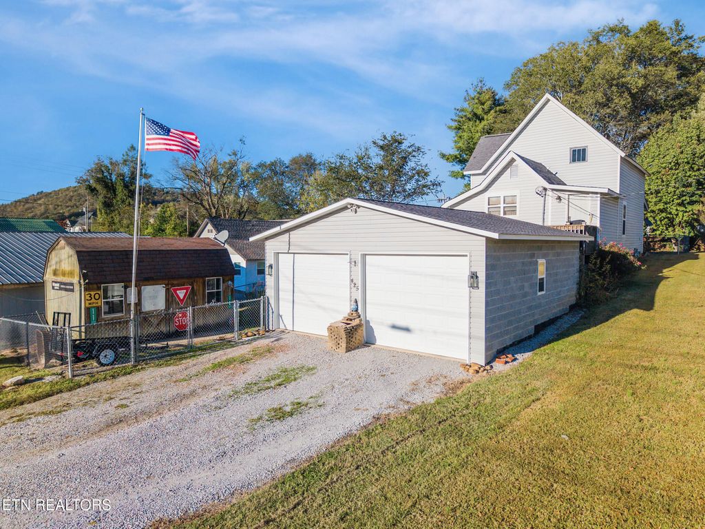 Photo of 425 Byrd Ave, Harriman, TN 37748 (MLS # 1319811)