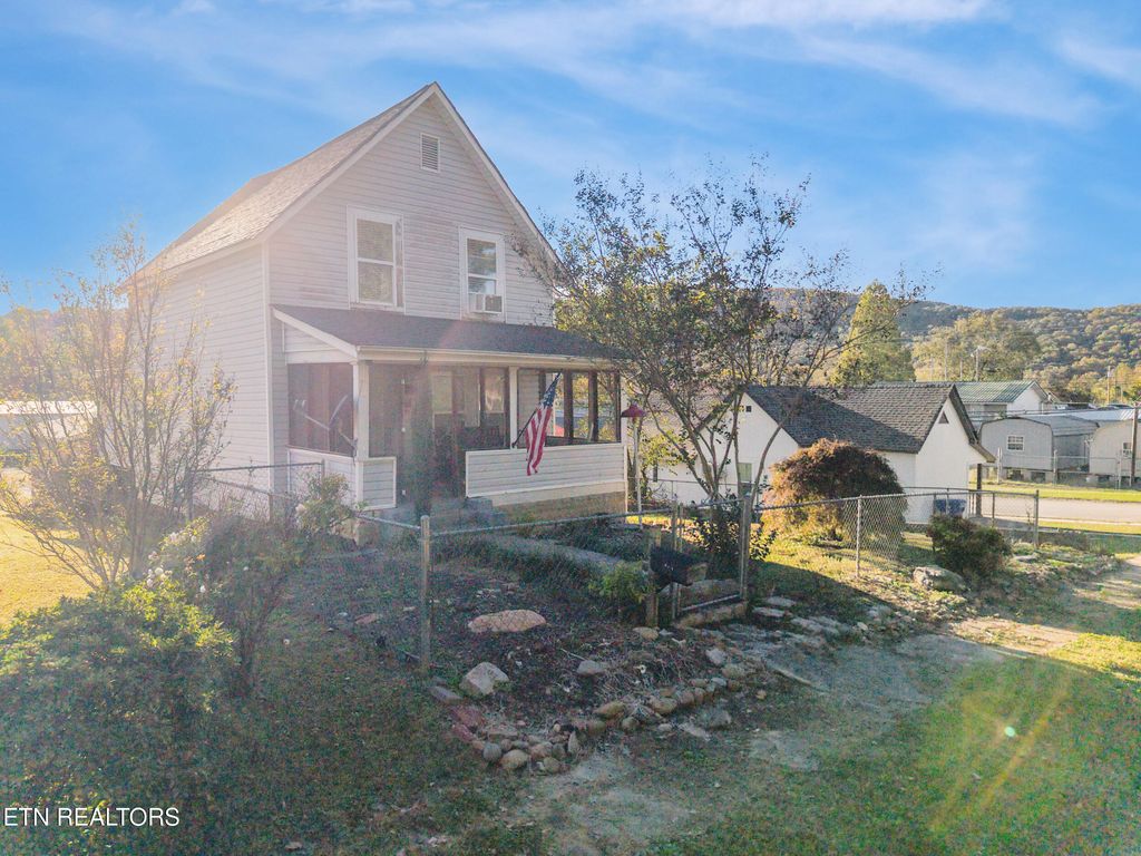 Photo of 425 Byrd Ave, Harriman, TN 37748 (MLS # 1319811)