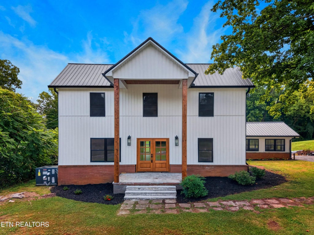 Photo of 145 W Meeting St, Dandridge, TN 37725 (MLS # 1355063)