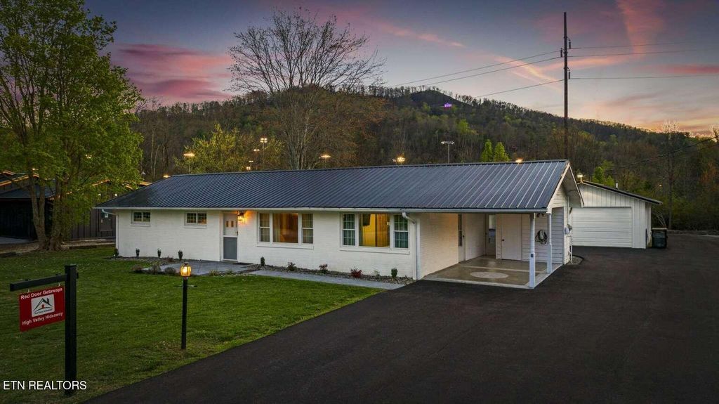 Photo of 2652 High Valley Drive, Pigeon Forge, TN 37863 (MLS # 1307507)