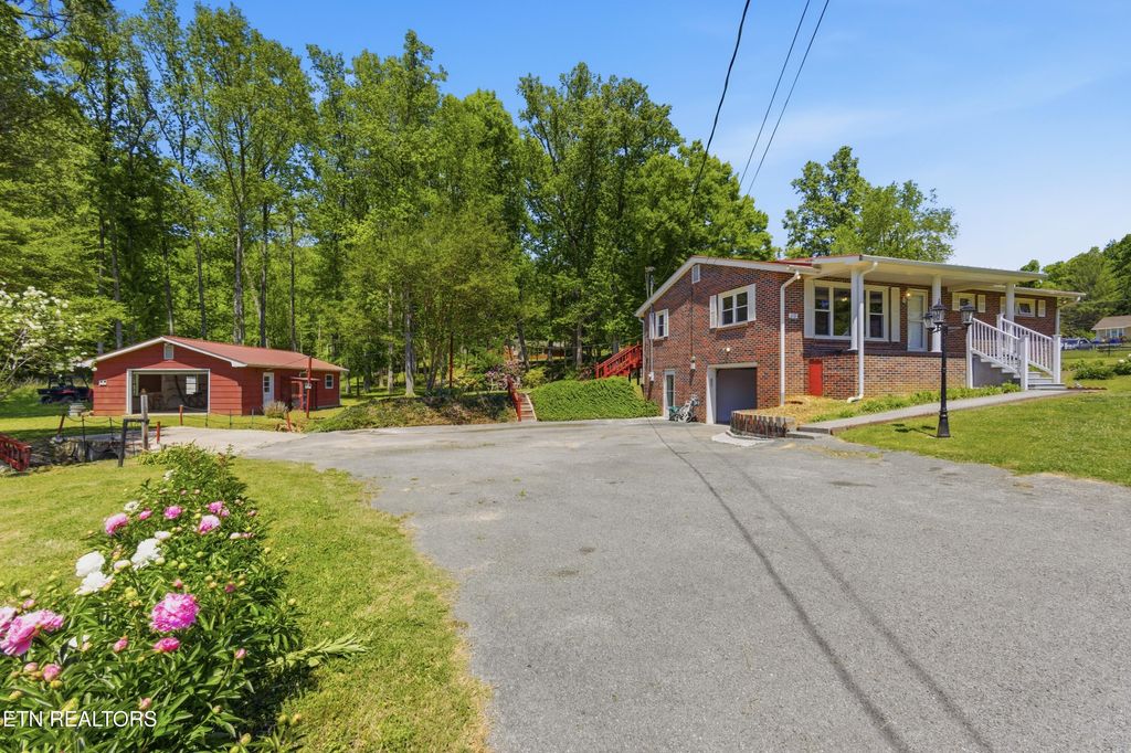 Photo of 219 Evergreen St, Harriman, TN 37748 (MLS # 1338358)