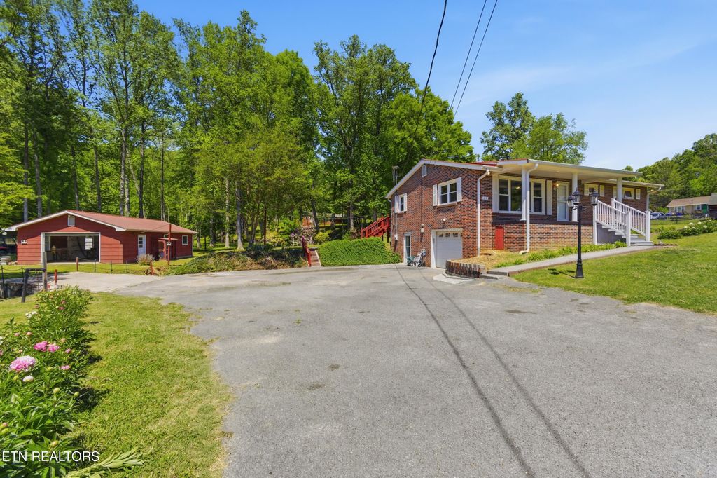 Photo of 219 Evergreen St, Harriman, TN 37748 (MLS # 1338358)