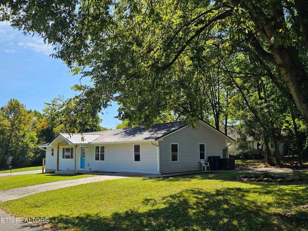 Photo of 321 N Dunlap Ave, Rockwood, TN 37854 (MLS # 1358445)