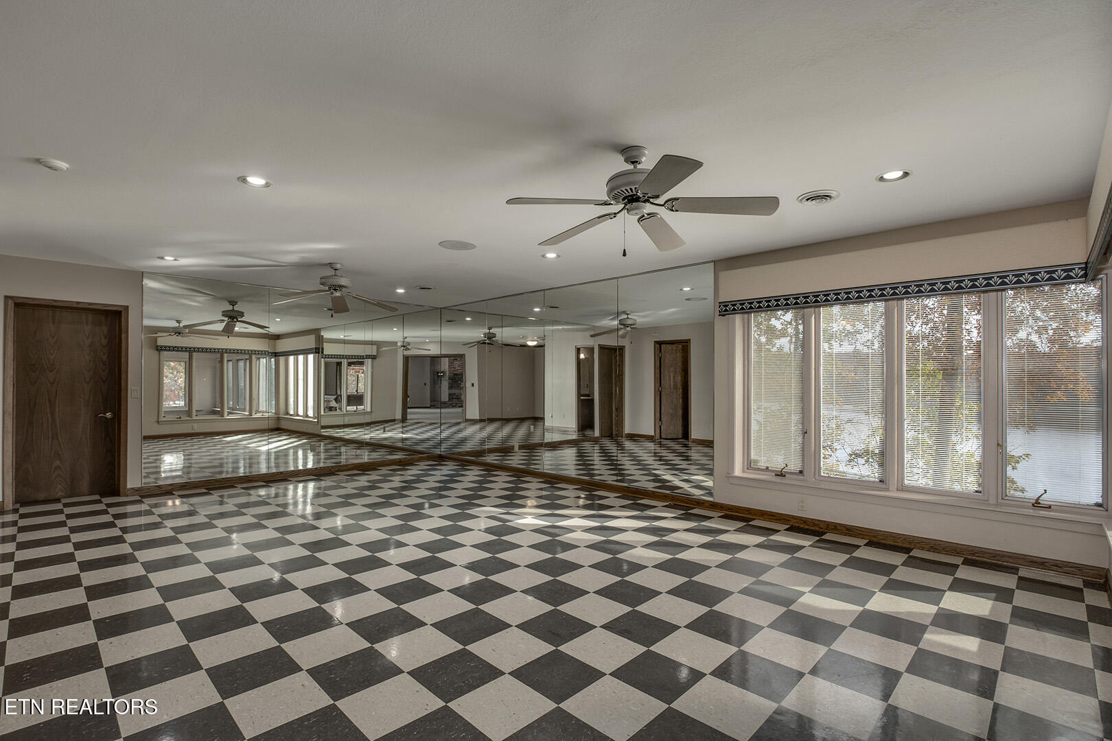 Loudon, Tennessee 37774, United States, 3 Bedrooms Bedrooms, ,4 BathroomsBathrooms,Residential,Active,246603