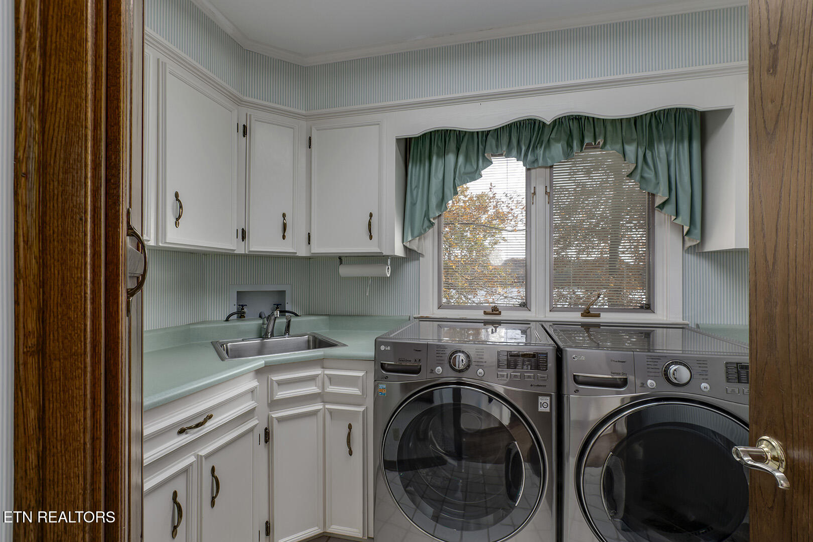 Loudon, Tennessee 37774, United States, 3 Bedrooms Bedrooms, ,4 BathroomsBathrooms,Residential,Active,246603