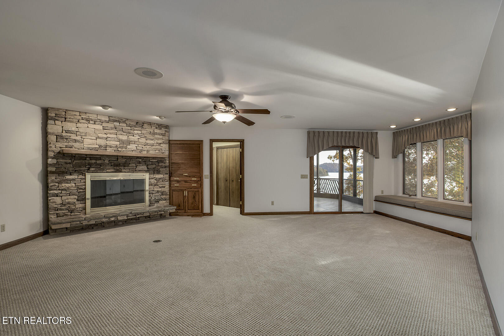 Loudon, Tennessee 37774, United States, 3 Bedrooms Bedrooms, ,4 BathroomsBathrooms,Residential,Active,246603