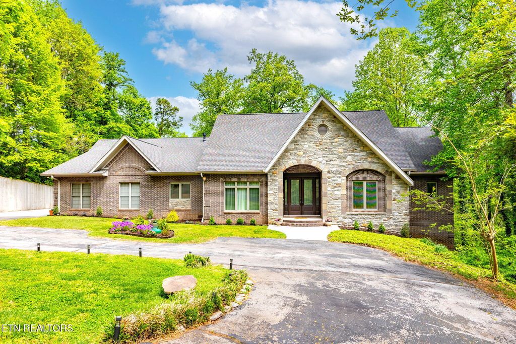 Photo of 2304 Lakemoor Drive, Knoxville, TN 37920 (MLS # 1337322)