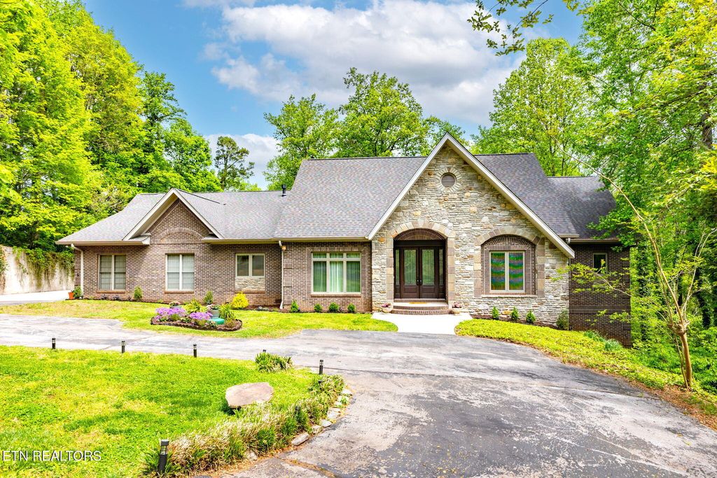 Photo of 2304 Lakemoor Drive, Knoxville, TN 37920 (MLS # 1337322)