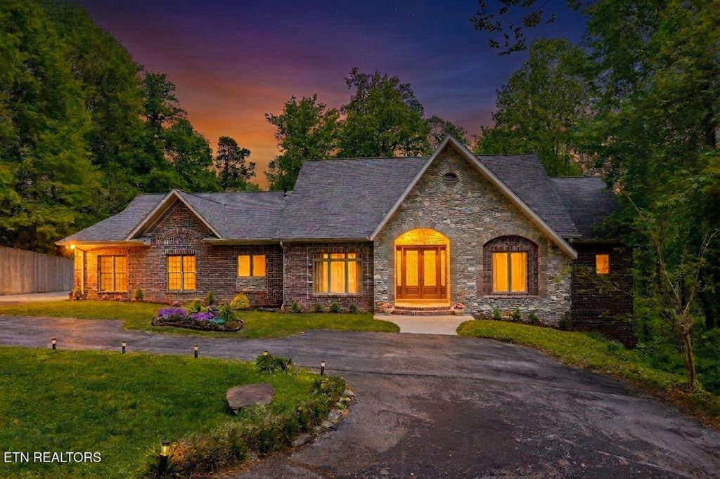 Photo of 2304 Lakemoor Drive, Knoxville, TN 37920 (MLS # 1337322)