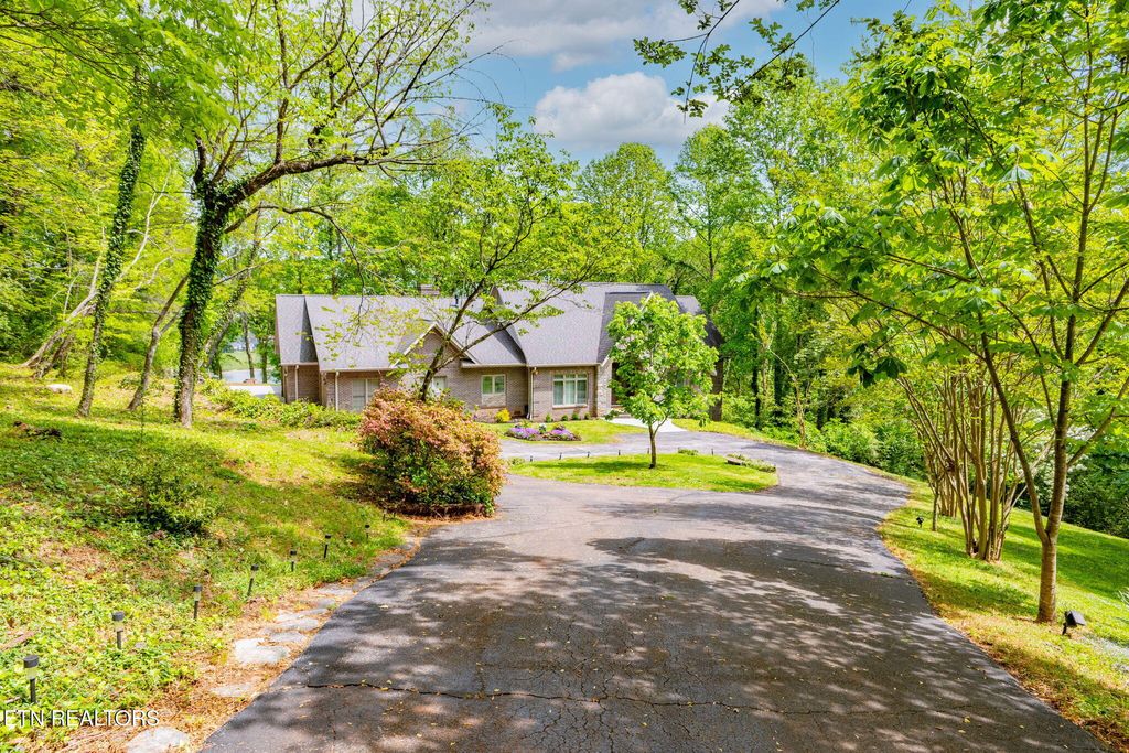 Photo of 2304 Lakemoor Drive, Knoxville, TN 37920 (MLS # 1337322)