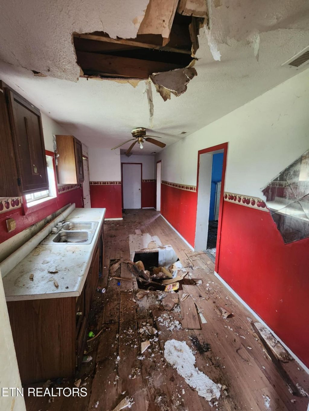 Photo of 1212 Broad St, Sweetwater, TN 37874 (MLS # 1298200)