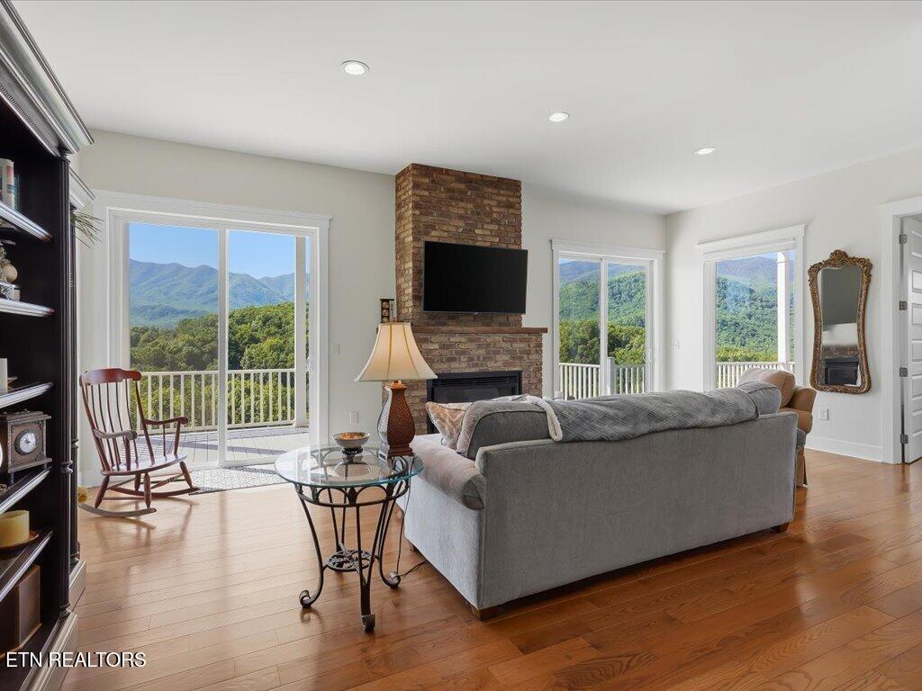 270 Sonshine Ridge Rd, Cosby, TN, 37722, USA, 2 Bedrooms Bedrooms, ,4 BathroomsBathrooms,Residential,Active,270 Sonshine Ridge Rd,1340976