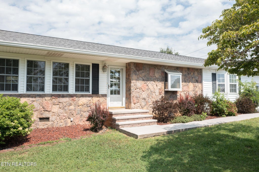 Photo of 920 Oakwood Drive, Dandridge, TN 37725 (MLS # 1353837)