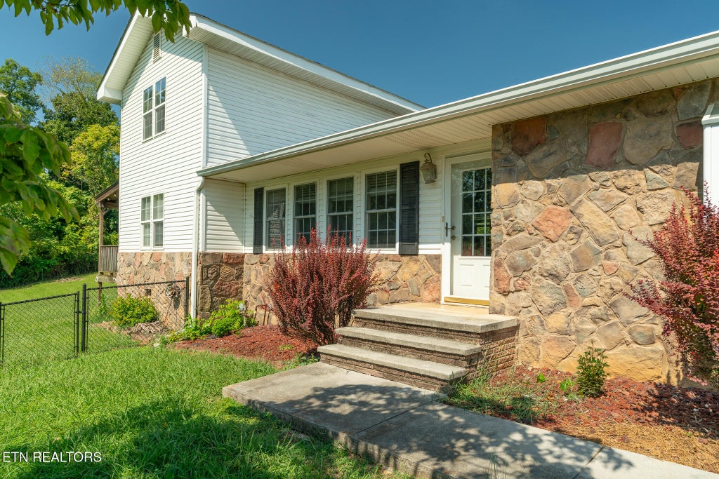 Photo of 920 Oakwood Drive, Dandridge, TN 37725 (MLS # 1353837)