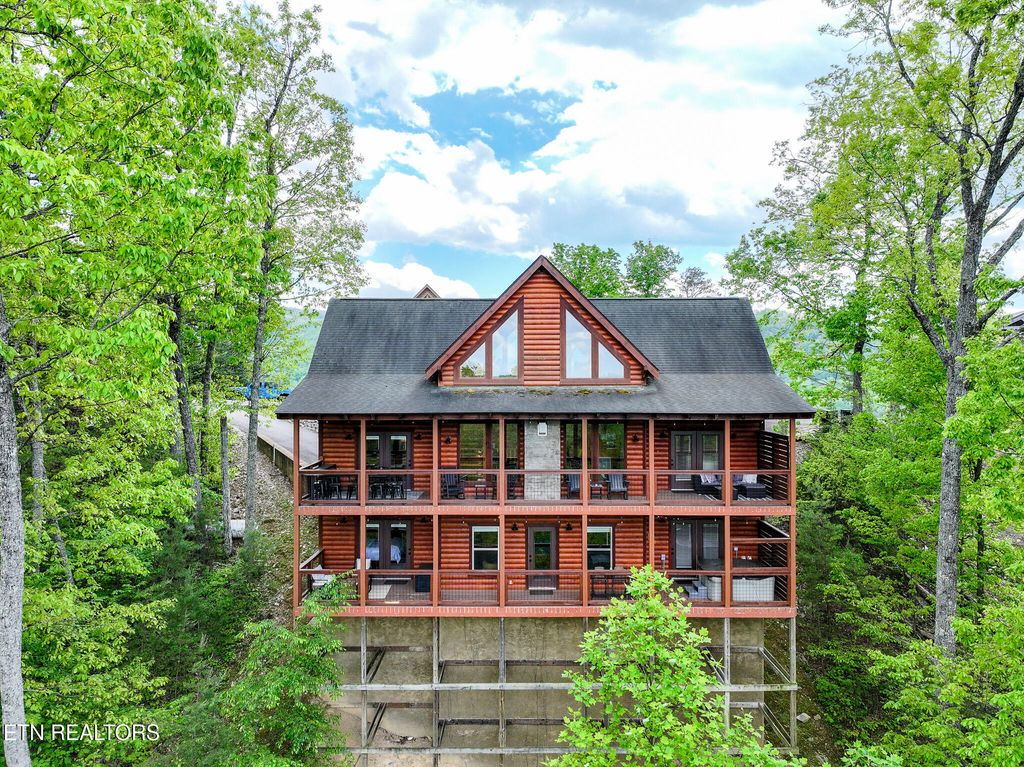 Photo of 2636 Cloud View Drive, Sevierville, TN 37862 (MLS # 1338260)