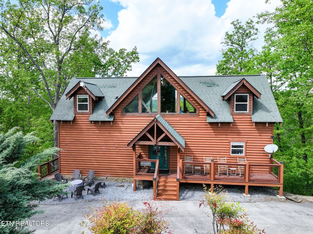 Photo of 2636 Cloud View Drive, Sevierville, TN 37862 (MLS # 1338260)