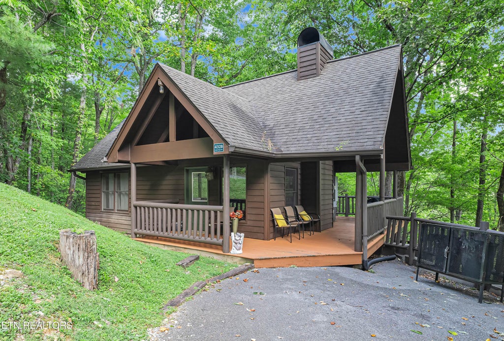 Photo of 4328 Parkside Village Way, Sevierville, TN 37862 (MLS # 1355145)