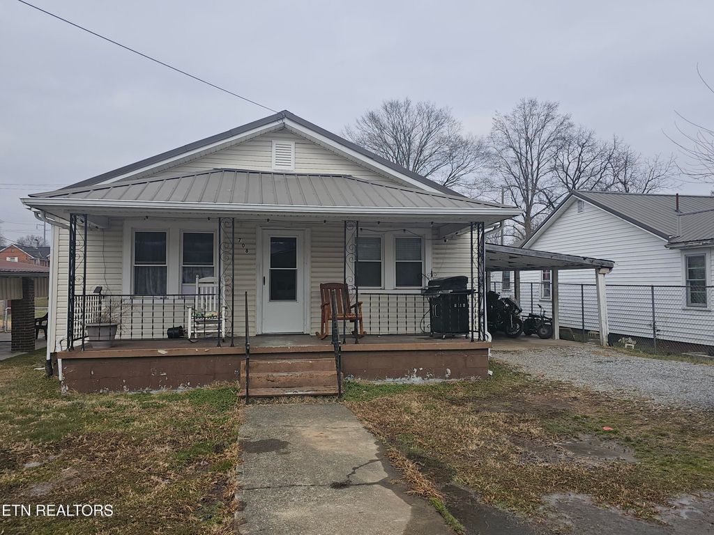 Photo of 708 W Chester Ave, Middlesboro, KY 40965 (MLS # 1328773)
