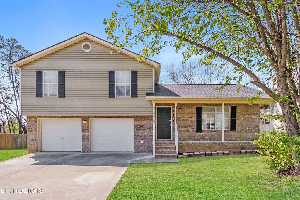 Photo of 6925 Saint Croix Lane, Knoxville, TN 37918 (MLS # 1327179)