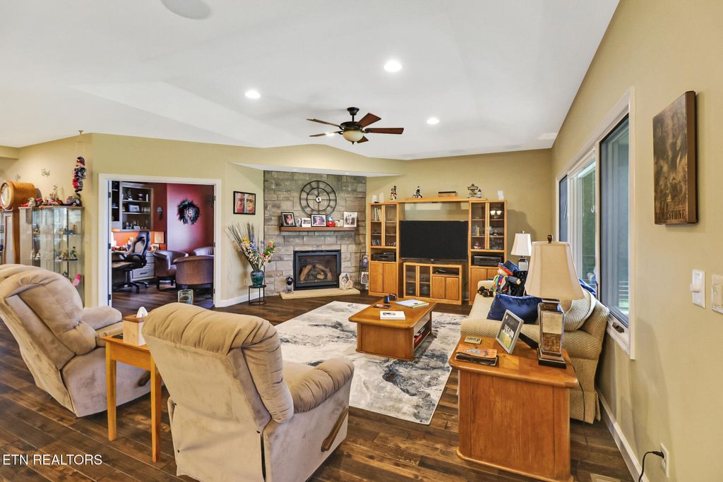 Photo of 43 Red Oak Drive, Crossville, TN 38555 (MLS # 1335194)