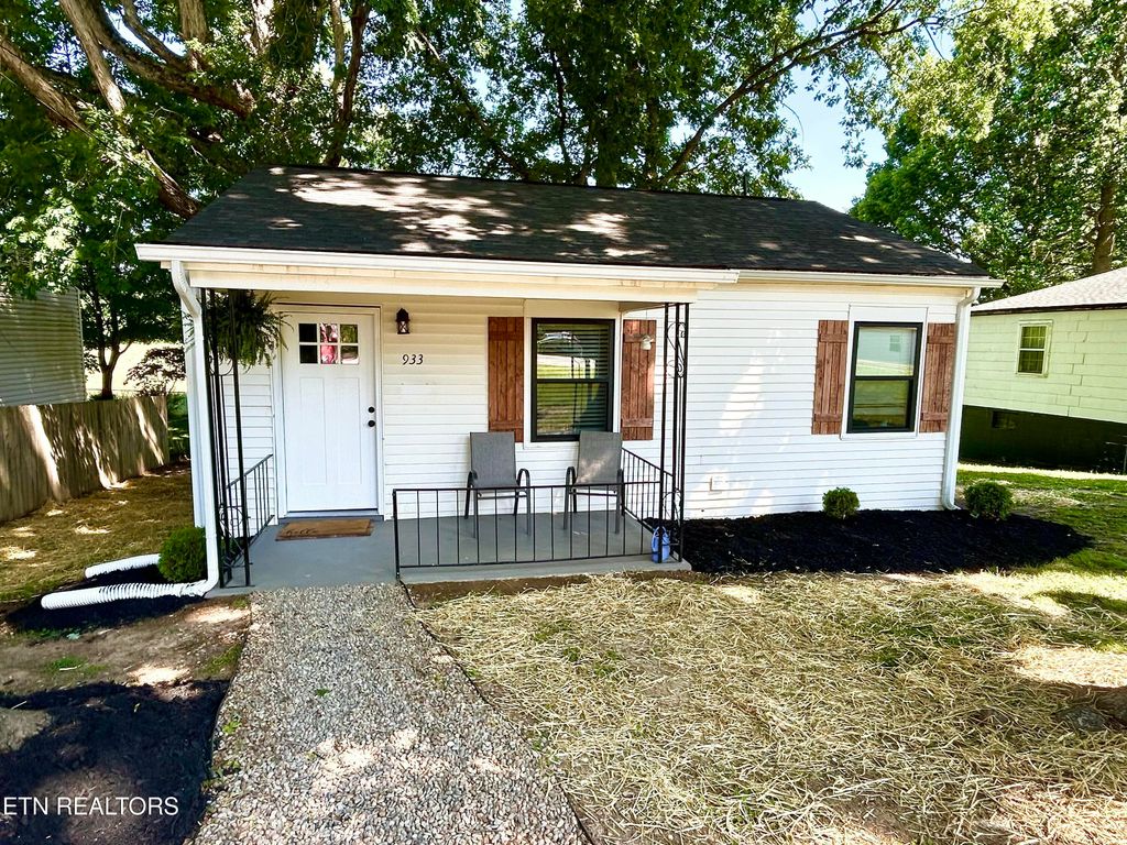 Photo of 933 Cherry St, Alcoa, TN 37701 (MLS # 1340010)