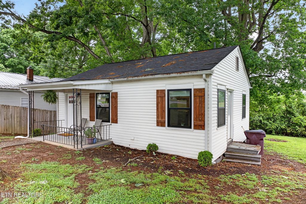 Photo of 933 Cherry St, Alcoa, TN 37701 (MLS # 1340010)