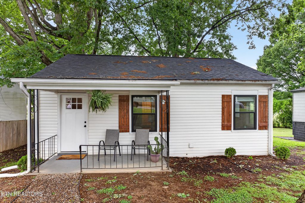 Photo of 933 Cherry St, Alcoa, TN 37701 (MLS # 1340010)