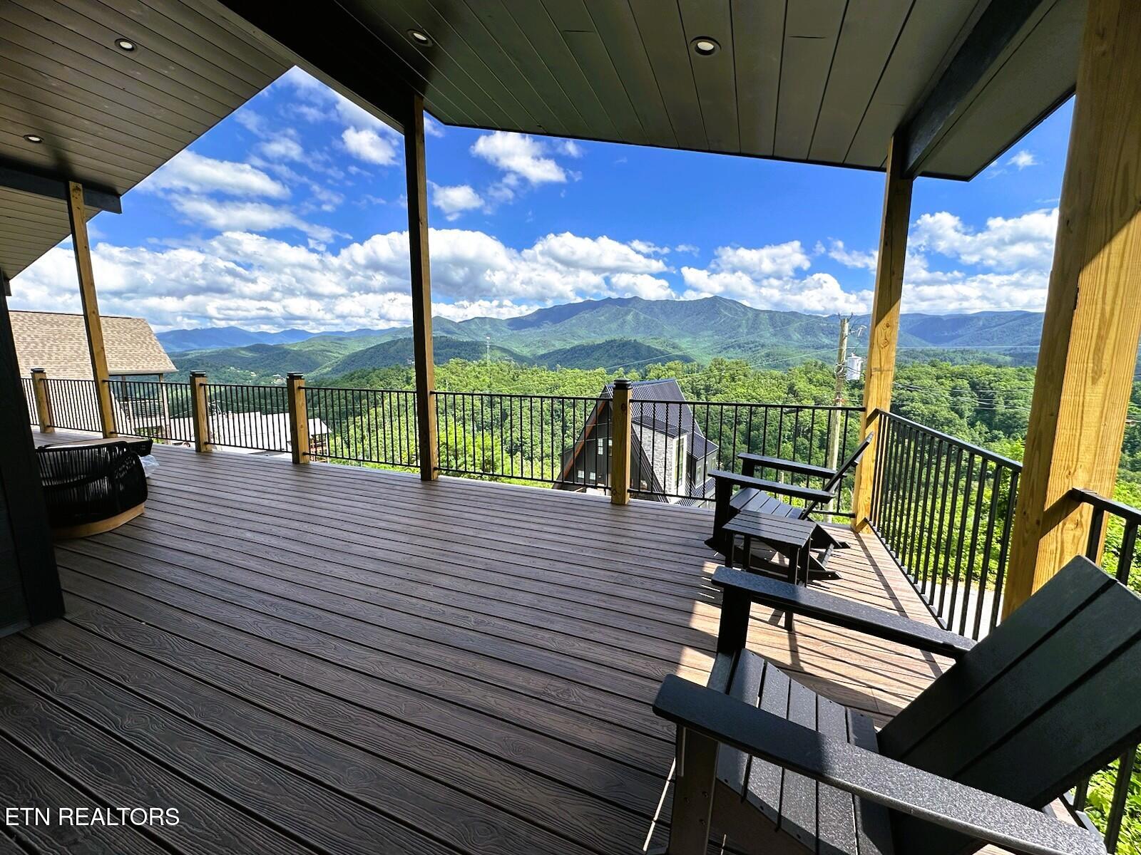 743 Village Loop Rd