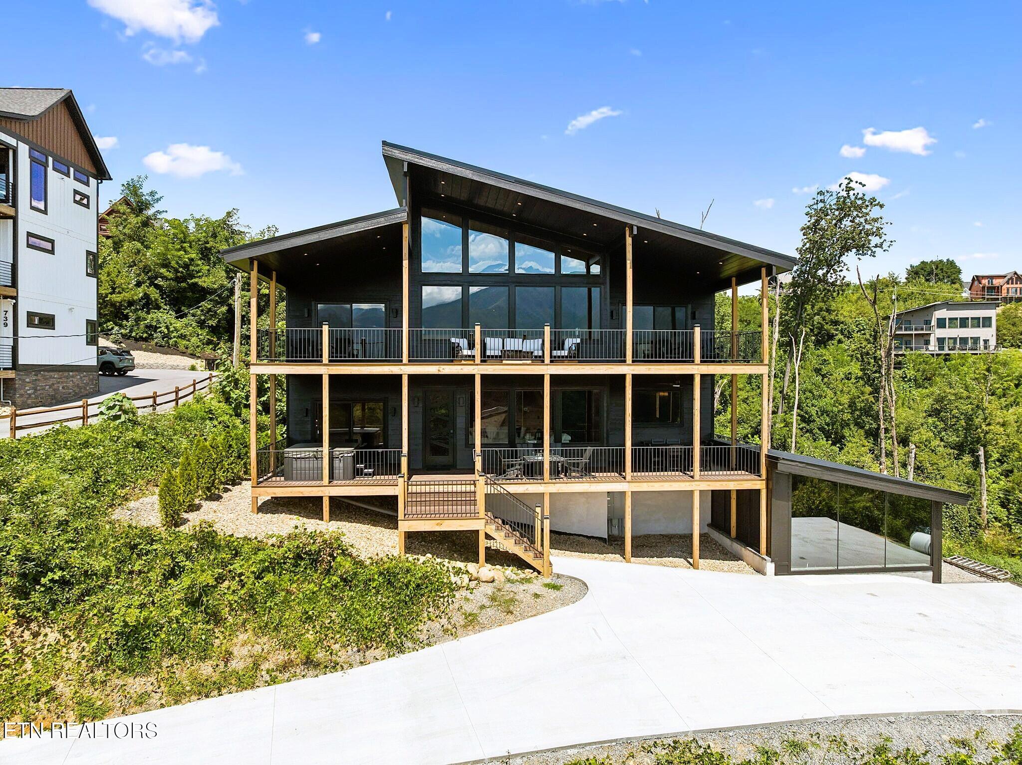 743 Village Loop Rd