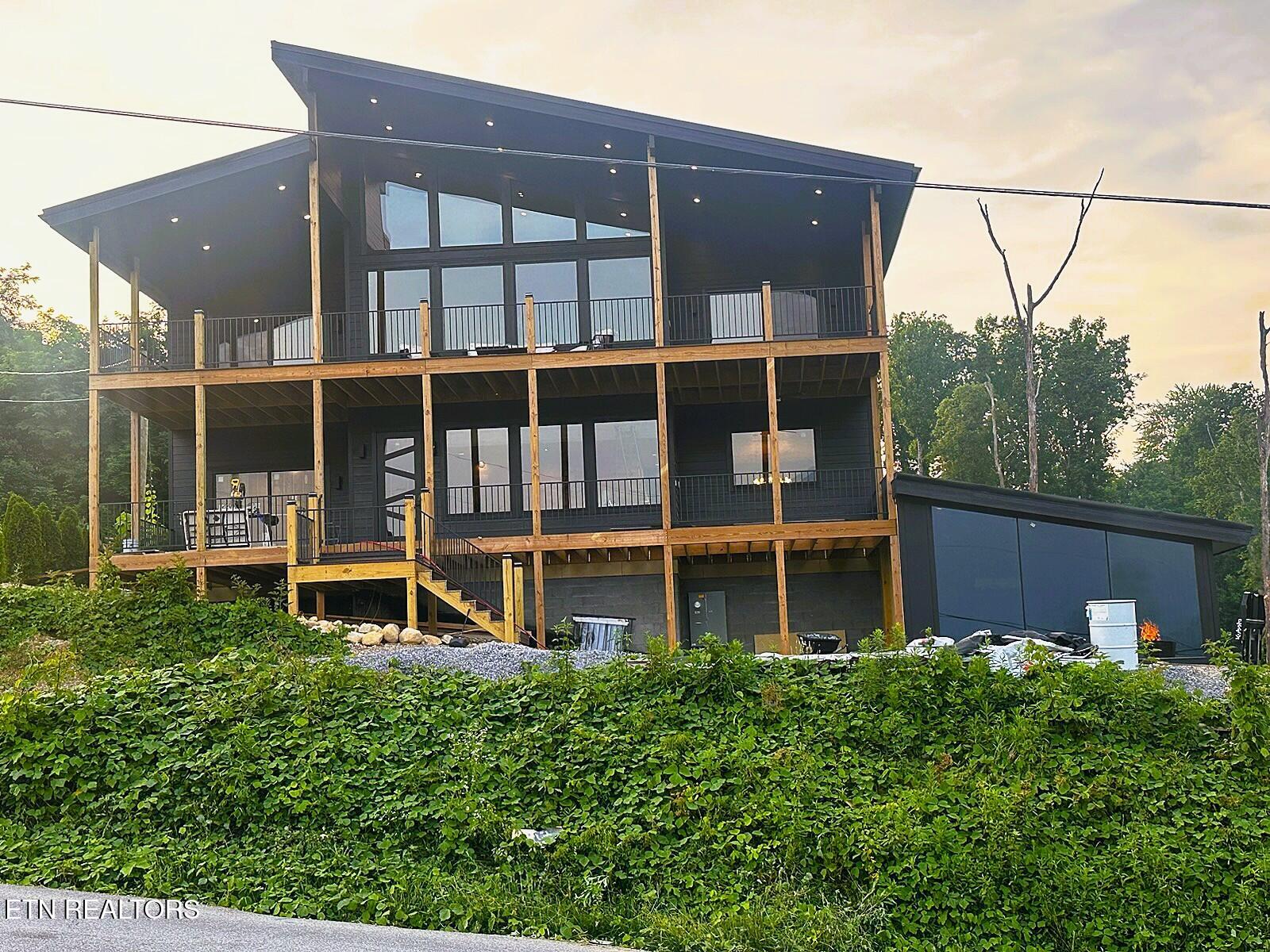 743 Village Loop Rd