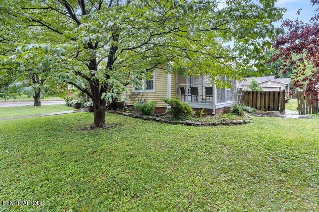 Photo of 214 Broad St, Sweetwater, TN 37874 (MLS # 1334349)