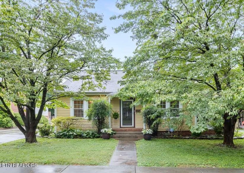 Photo of 214 Broad St, Sweetwater, TN 37874 (MLS # 1334349)