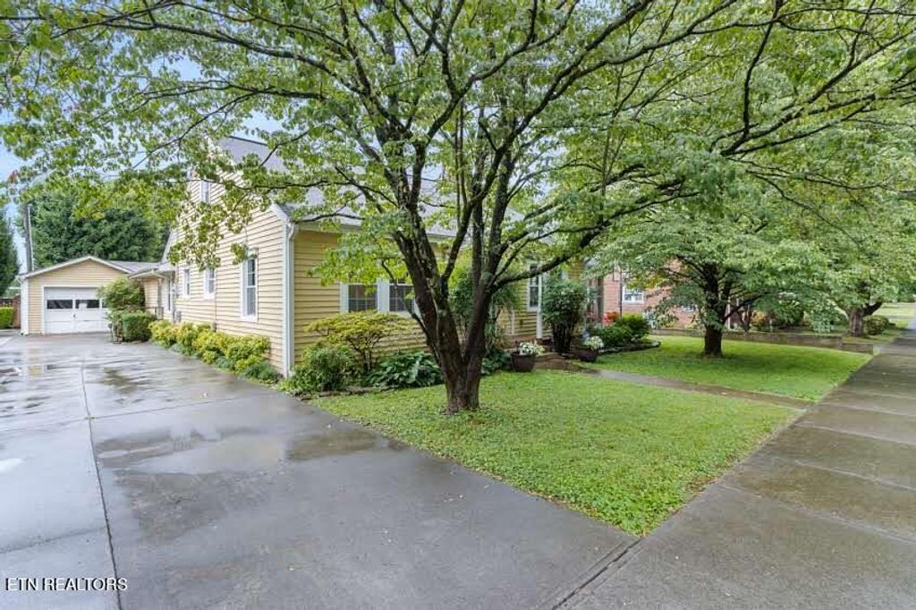 Photo of 214 Broad St, Sweetwater, TN 37874 (MLS # 1334349)