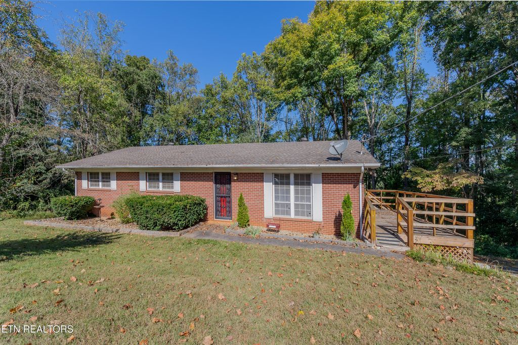 Photo of 214 Woodland Drive, Kingston, TN 37763 (MLS # 1318625)